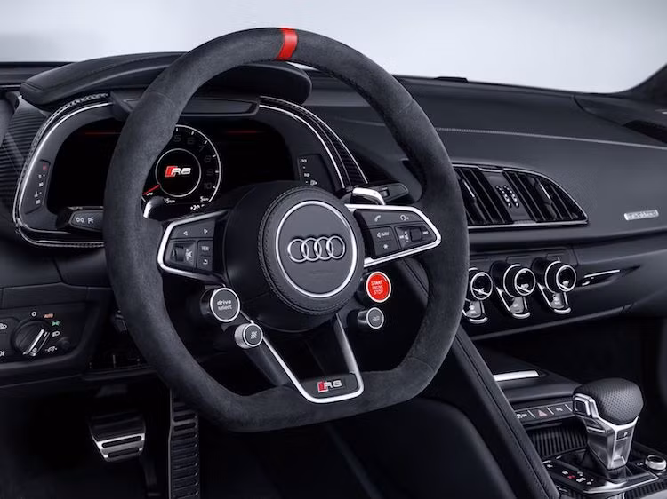 Audi Sport cũng đã độ nhẹ lại nội thất của R8 nguyên bản bằng cách thêm vào một số chi tiết bọc alcantara và ốp carbon. So với thế hệ trước, nội thất của R8 mới có thiết kế tối giản và hiện đại hơn.
