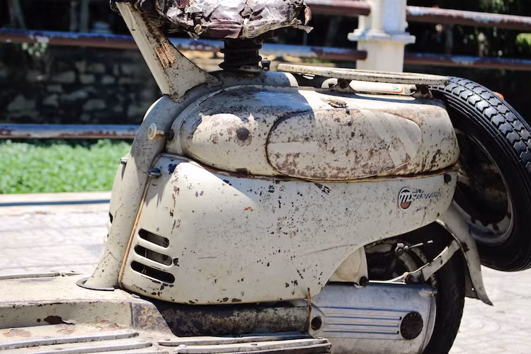 Trong 2 phiên bản SB, chiếc Motobecane SBH được ra mắt vào năm 1956 có thêm các tấm ốp thân xe nằm bên dưới bình xăng, khiến kiểu dáng thân xe trở nên thanh lịch hơn như Vespa hay Lambretta. Phiên bản SB thường không có ốp trông "trơ khung" và để lộ ra động cơ, khiến người dùng "quay lưng" lại với chiếc xe do kiểu dáng xấu hơn các đối thủ.