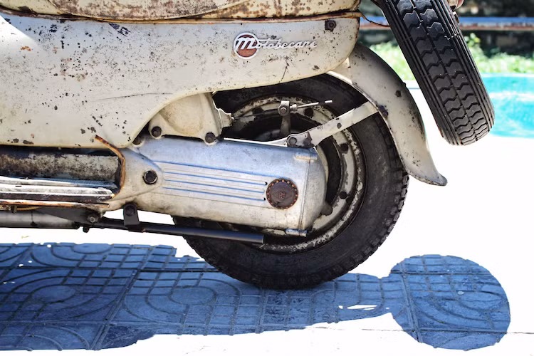 Cung cấp sức mạnh cho Motobecane SB là khối động cơ 2 kỳ xi-lanh đơn nằm ngang làm mát bằng không khí. Động cơ này có dung tích thực 124 cc, đường kính trái piston 54 mm và khoảng hành trình xi-lanh 54 mm. Sử dụng máy 2 kỳ, chiếc xe chạy xăng pha nhớt.