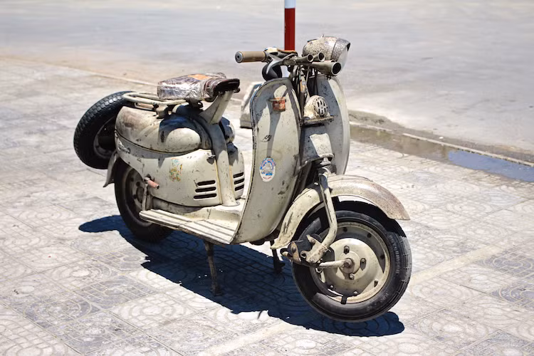 Được biết tới ở Việt Nam nhiều với thương hiệu xe đạp máy Mobylette, tuy nhiên hãng xe máy Pháp Motobecane (1923-1981) đã từng sản xuất nhiều dòng xe máy, môtô với đủ kiểu dáng, dung tích và nằm ở nhiều phân khúc khác nhau. Vào năm 1955, hãng đã ra mắt mẫu xe scooter Motobecane SB 125 hướng tới đại chúng.