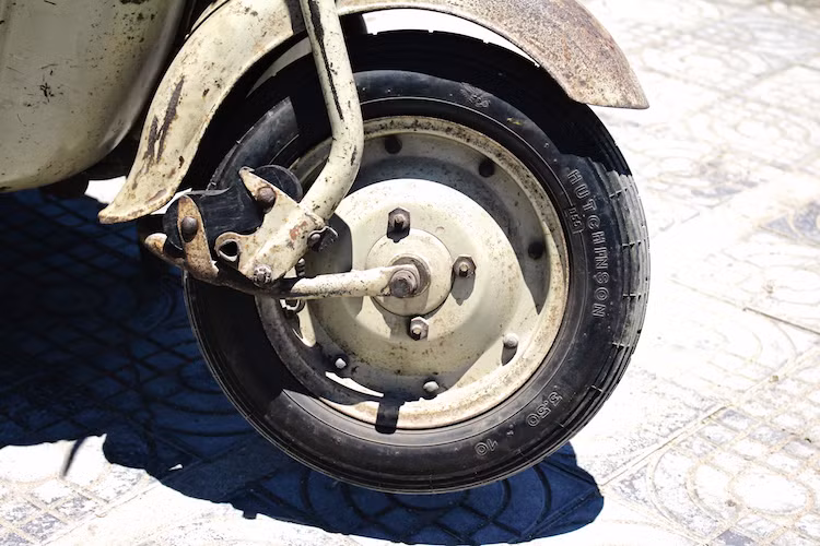 Xe sử dụng mâm bằng thép dập và ghép với nhau, có đường kính vành 10 inch. Đi kèm với vành là lốp có săm với bản 3.5/10; chiếc lốp trước Hutchinson trên chiếc Motobecane SB này là lốp "zin" theo xe từ nhà máy. Hệ thống phanh trước của xe là dạng phanh đùm với đường kính 130 mm.