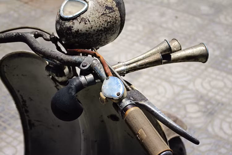 Một điểm độc đáo của Motobecane SB đó là chiếc xe được tích hợp cả còi điện lẫn kèn bóp. Tuy nhiên kèn bóp của chiếc xe này đã bị hỏng do bóng cao su bị lão hóa và rách. Bao tay Piaggio là 1 trong 2 chi tiết duy nhất bị "lai" trên chiếc xe.