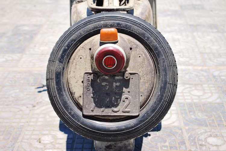 Tuy nhiên, lốp dự phòng phía sau chiếc SB vẫn là lốp "zin" của Hutchinson. Chiếc xe vẫn còn giữ lại bảng số lần đầu tiên được cấp tại Việt Nam. Phía trên biển số là cụm đèn hậu với thiết kế cổ điển.