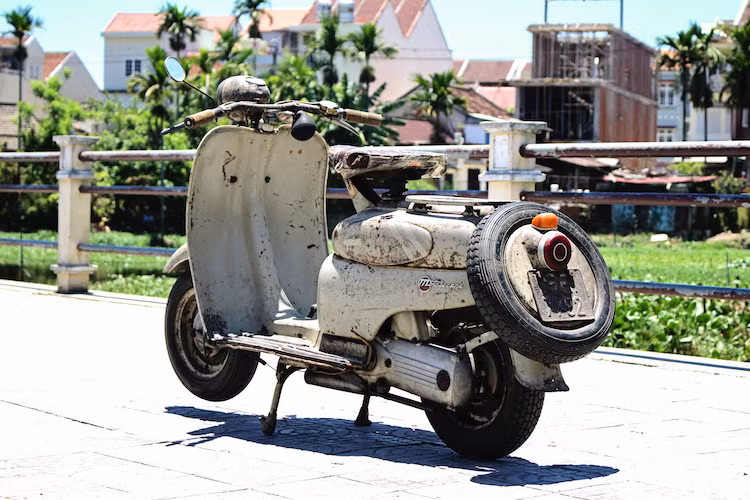 Giống như những chiếc xe đạp máy Mobylette và nhiều dòng xe phương Tây khác, Motobecane SB cũng đã được nhập vào Việt Nam bởi những người nước ngoài trong thời kỳ còn chiến tranh. Vốn đã là dòng xe có số lượng sản xuất ít do nhanh chóng bị "khai tử", hiện nay Motobecane SB còn hiếm hơn nữa ở Việt Nam do chúng đã quá cũ nát.