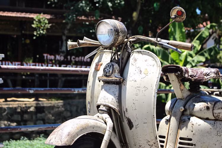 Khác với các đối thủ Lambretta hay Vespa, Motobecane SB sở hữu kết cấu khung bằng thép ống thay vì khung thép dạng nôi nguyên khối. Tuy nhiên ở phía trước, chiếc xe vẫn có cặp yếm thép cản gió được gắn vào khung ống nằm chính giữa. Phần trước đơn giản và sang trọng với logo nổi Motobecane bên phải.