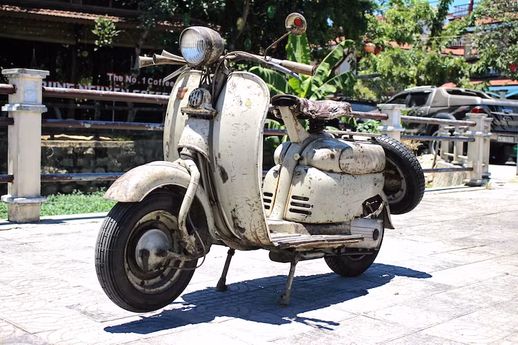 Motobecane SB ra đời trong bối cảnh khi thị phần của Motobecane tại Pháp và châu Âu đang bị đe dọa trước sự xuất hiện của các mẫu xe scooter tới từ nhiều hãng khác nhau tại châu Âu, trong đó 2 tên tuổi "khó chơi" nhất là Lambretta và Vespa. Được bán với 2 phiên bản là SB và SBH, tuy nhiên Motobecane SB vẫn không thể "đánh bại" các đối thủ và nhanh chóng bị "khai tử" vào năm 1957.