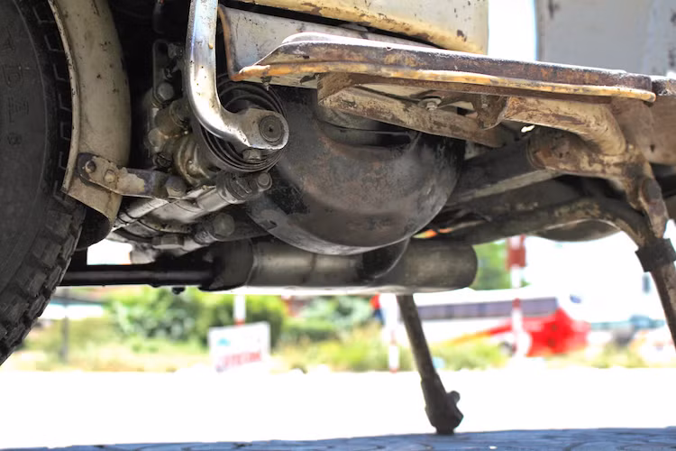 Tuy nhiên do không có hệ thống pha nhớt tự động nên người dùng sẽ phải tự pha nhớt vào mỗi lần đổ xăng. Động cơ này có công suất chỉ 5 mã lực tại số vòng tua máy 4500 rpm - nghĩa là chỉ mạnh ngang với những mẫu xe 4 kỳ 50 cc hiện đại, dù hiệu suất động cơ 2 kỳ lớn hơn. Xe có thể đạt tốc độ tối đa 70 km/h.