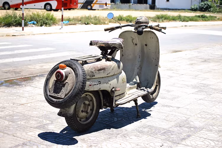 Thuộc sở hữu của một nhà sưu tập xe cổ tại Đà Nẵng, chiếc Motobecane SBH trong bài viết đã rất cũ với nhiều chi tiết bị rỉ và lão hóa theo thời gian. Tuy nhiên ngoài tay nắm và lốp sau, chiếc xe vẫn còn nguyên bản 100% và đặc biệt là vẫn có thể hoạt động bình thường chỉ sau vài cú đạp nổ.