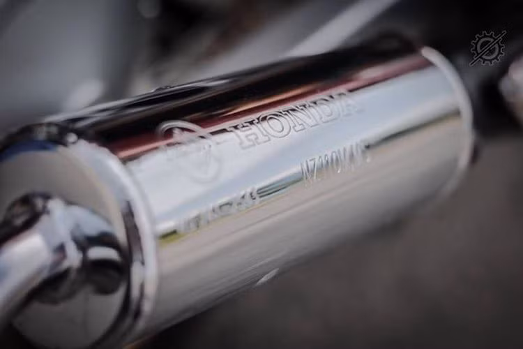 Công suất của động cơ vào khoảng 12 mã lực - tương đương những mẫu xe 4 kỳ 125 cc. Được phát triển dành cho thị trường Thái Lan và cạnh tranh với đối thủ chính Suzuki Crystal 110, Honda sản xuất Smile 110 từ năm 1994 tới năm 1998. Sau đó, phiên bản mới của xe là Smile S tiếp tục được sản xuất tới khoảng năm 2001 với điểm khác biệt chỉ nằm ở màu sắc, tem và ống xả có bộ lọc khí thải.