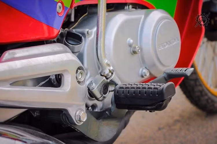 Động cơ nguyên bản của Smile 110 đã được phục chế lại như mới với các phụ tùng nhập từ Thái Lan. Có dạng xi-lanh đơn 2 kỳ, động cơ này sử dụng trái đường kính 52 mm và hành trình piston 49,5 mm. Về cơ bản, Smile 110 sử dụng chung máy với chiếc Honda Tena 110 được dân chơi biết tới nhiều hơn, với điểm khác biệt là được trang bị hộp số 4 cấp côn bán tự động thay vì côn tay.