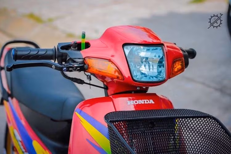 Tại Việt Nam, những chiếc Smile 110 có số lượng khá ít và trước đây không được dân chơi quan tâm như Tena, Nova Dash hay NSR. Tuy nhiên khi các hãng xe đồng loạt "khai tử" xe 2 kỳ, nhiều biker đã bắt đầu "để mắt" tới Smile. Để khiến chiếc Smile 110 trở nên hấp dẫn hơn, một biker Việt đã "dọn mới" lại chiếc xe và trang bị cho nó một số phụ tùng nâng cấp làm điểm nhấn.