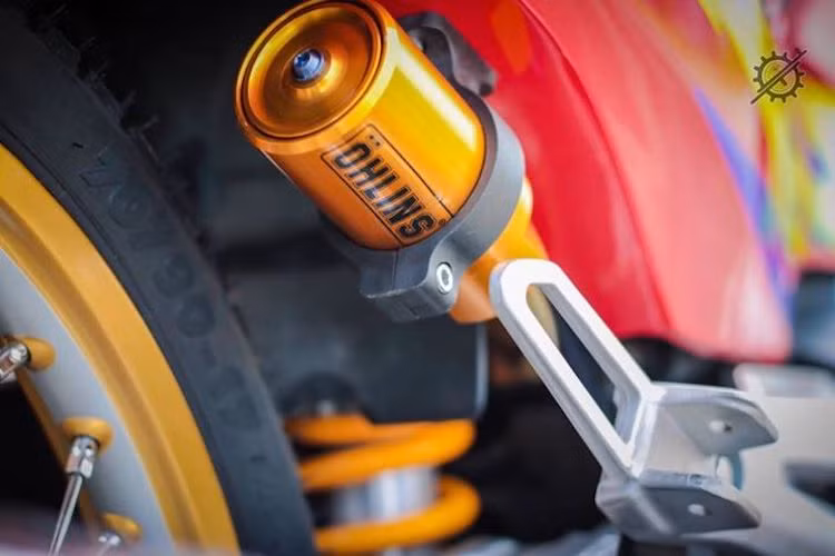 Để khiến cho chiếc Smile vận hành ổn định hơn, phuộc sau Ohlins bình dầu rời đã được trang bị cho xe, cùng với cặp lốp Michelin bám đường. Hệ thống phanh sau của Smile 110 vẫn giữ nguyên dạng phanh đùm.