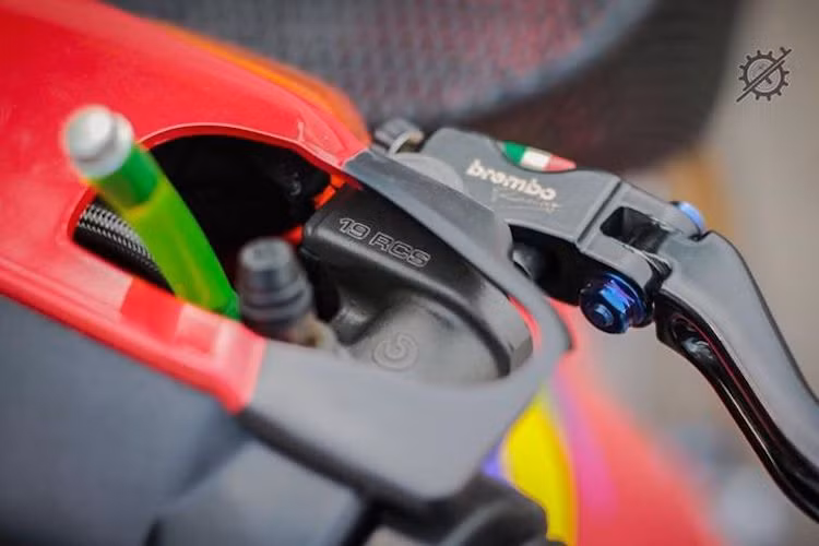 Hệ thống phanh trước được hoàn thành với cùm phanh Brembo RCS 19 rất phổ biến trong giới độ xe. Điều đặc biệt của hệ thống phanh đó là chủ xe đã không sử dụng bình dầu phanh, thay vào đó chỉ chứa dầu trong một ống trong suốt để khiến phần đầu xe gọn gàng hơn.