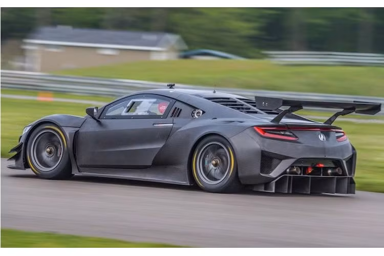 So với bản thương mại, chiếc xe còn có thân xe được nới rộng để có thể lắp bộ mâm đúc bản rộng kèm những chiếc lốp đua do Pirelli cung cấp. Bên trong nội thất của xe cũng đã bị tháo bỏ hoàn toàn các chi tiết tiện nghi, chỉ còn giữ lại một ghế ngồi để giảm trọng lượng.