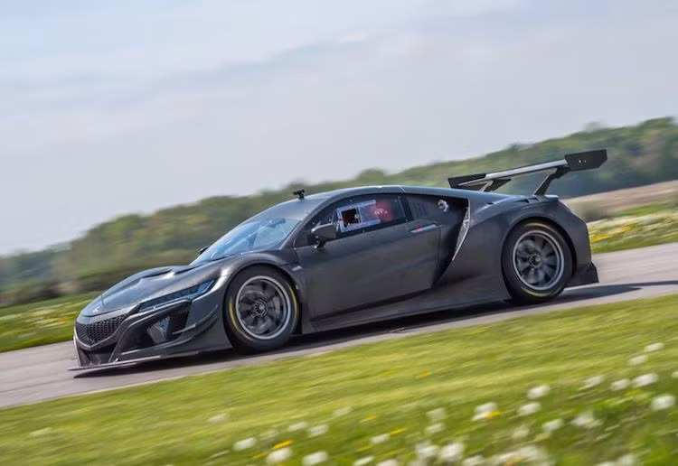 Để tham gia vào các giải đua ở thể thức GT3, Honda đã sửa đổi mẫu siêu xe NSX mới thành phiên bản NSX GT3 sẵn sàng để đua. Được thiết kế nhằm đáp ứng đủ tiêu chuẩn của thể thức GT3 do liên đoàn đua xe quốc tế FIA quy định, ngoại hình của siêu xe Honda NSX GT3 có sự thay đổi lớn so với những chiếc NSX bình thường.