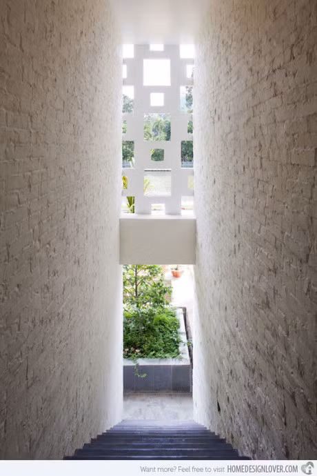 Vào buổi sáng, sự đặc biệt của cầu thang dường như đang mời gọi mọi người đến để khám phá ngôi nhà.