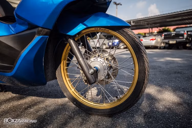 Ở dạng nguyên bản, PCX 150 được trang bị cặp vành đúc 5 cánh kép với đường kính 14 inch. Tuy nhiên trên bản độ này, chủ xe đã nâng cấp vành lên đường kính 17 inch giống như nhiều mẫu xe số phổ thông hiện nay. Bánh căm 17 inch của xe sử dụng niềng DID Dirtstar bằng nhôm nhuộm vàng sắc sảo và nổi bật.