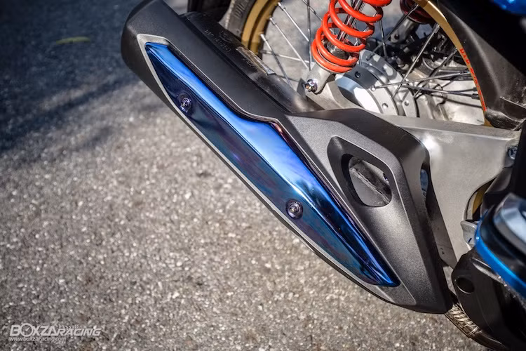 Khí thải của động cơ được dẫn qua cây pô nguyên bản nhưng đã được móc lại và chạy cổ pô "hàng thửa" bằng titan, khiến tiếng nổ của PCX 150 trầm ấm không thua kém các loại pô từ những hãng tên tuổi. Điểm "chấm phá" cuối cùng của bản độ này là cặp phuộc YSS ở bánh sau, tăng độ ổn định cho đuôi xe.