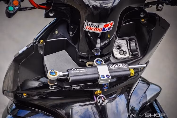 Chưa dừng lại ở đó, nằm phía bên dưới cổ của chiếc Air Blade còn có cây trợ lực Ohlins, khiến phần đầu xe ổn định hơn ở tốc độ cao, chống hiện tượng đảo tay lái.