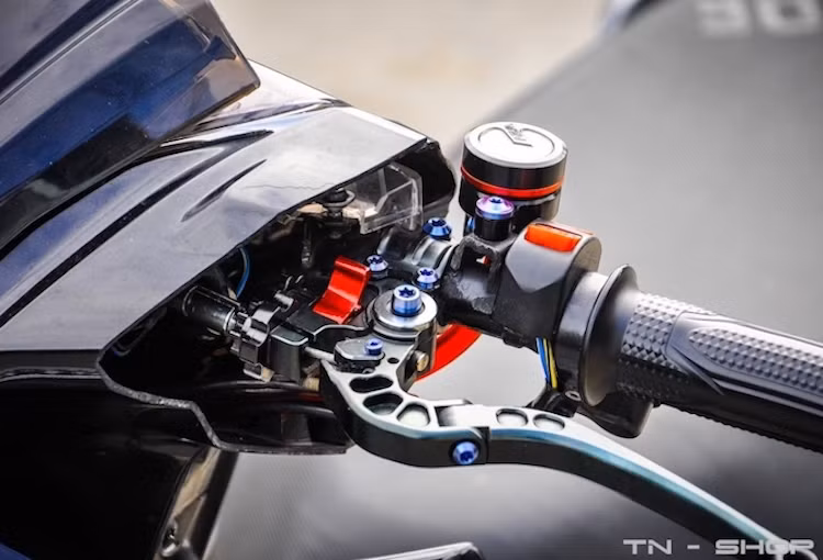 Ở phía bên tay trái, cùm phanh CRG đã thay thế cho cùm nguyên bản của Airblade. Kết hợp với cùm phanh là bình dầu AEM Titan, cùm công tắc rút gọn phong cách MotoGP và kết thúc bằng cặp gù Rizoma.