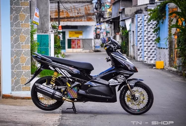 Cùng được sản xuất một thời gian với chiếc Air Blade tại thị trường Việt Nam tuy nhiên so với phiên bản Air Blade được sản xuất trong nước, Honda Air Blade 110 Thái Lan thế hệ đầu tiên với đèn pha kép được dân chơi ưa chuộng hơn.