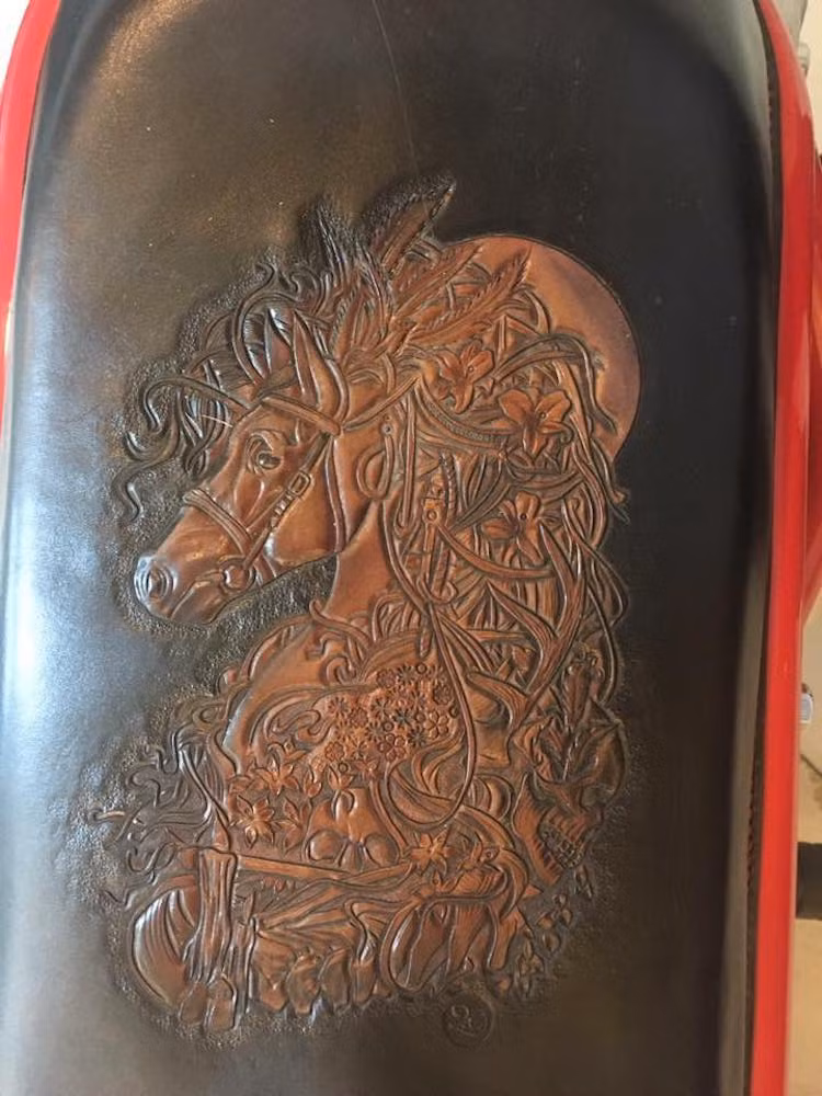 Một chi tiết độc đáo trên bản độ này là bộ yên xe với thiết kế mỏng tương tự Zoomer 50. Tuy nhiên, điểm đặc biệt của bộ yên này là vỏ yên được bọc da cao cấp từ Ý với bề mặt chạm khắc hình đầu ngựa tinh xảo.