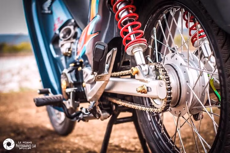 Ở phía sau, chiếc xe cũng chạy niềng Racing Boy, tuy nhiên hệ thống phanh đùm của Wave vẫn được giữ nguyên bản. Cùng với phuộc Racing Boy, gắp nhôm Solute và cặp lốp Maxxis, độ ổn định của chiếc xe đã tăng lên khá nhiều so với Wave nguyên bản.