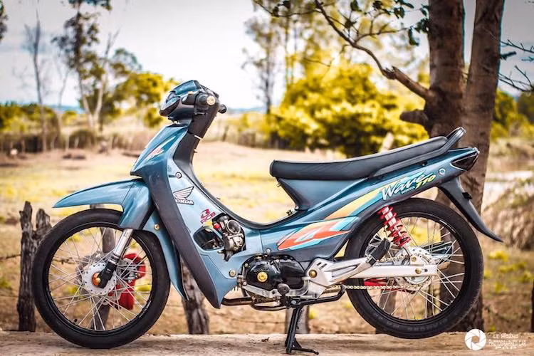 Không chỉ trở nên bắt mắt hơn khi được "dọn" theo phong cách kiểng với nhiều phụ tùng bắt mắt và giá trị, chiếc xe số phổ thông Honda Wave 110 Thái Lan của một người chơi xe Đà Lạt trong bài viết này còn được độ cả "nội công" mạnh mẽ hơn.