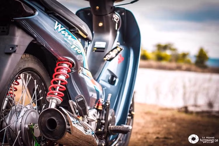 Cây pô Future móc lại và doa miệng pô cũng một phần "gợi ý" về sức mạnh thực sự của chiếc xe. Theo đúng phong cách kiểng, cặp gác chân cho người ngồi sau đã được thay từ phiên bản Wave Nice Thái Lan, thường được dân chơi Việt gọi là "giò gà" bởi thiết kế đặc trưng.