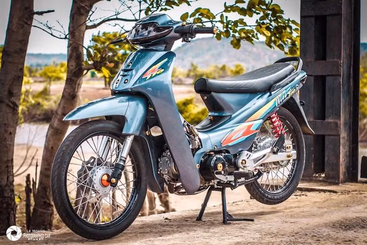 Tại Việt Nam, phong cách độ kiểng từ lâu đã được áp dụng cho những dòng xe số phổ thông như Honda Wave 110 Thái Lan, Honda Dream II... Đúng như tên gọi, phong cách độ này thường tập trung nâng cấp "dàn ngoài" của chiếc xe; tuy nhiên đa số những chiếc xe kiểng cũng được "dọn máy" lên dung tích full 110 hay 125 cc.