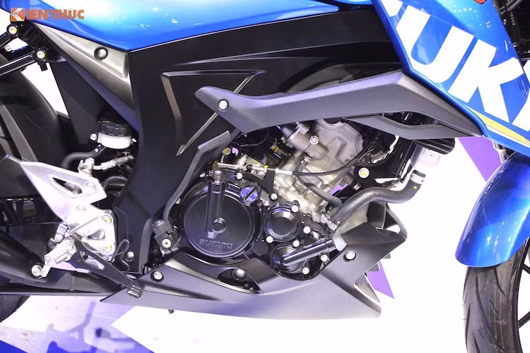 Thay vào đó, chiếc xe có các tấm ốp góc cạnh chạy từ phần đầu và nối liền với bình xăng. Động cơ của GSX-S150 cũng chia sẻ chung với GSX-R150 và Raider 150 Fi. Có dung tích xi-lanh 147,3 cc, 1 xi-lanh DOHC 4 van và hệ thống phun nhiên liệu điện tử mới, động cơ này có công suất lên tới 18,6 mã lực và mô-men xoắn cực đại 13,8 Nm.