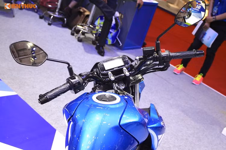 Thay vì tay lái clip-on, GSX-S150 sở hữu ghi-đông cao và rộng để đem tới tư thế ngồi thoải mái hơn so với GSX-R150. So với phiên bản naked bike, GSX-S150 cũng đã bị cắt giảm hệ thống khóa từ smartkey, thay vào đó là ổ khóa từ 2 nấc tương tự Raider 150 Fi hiện tại. Cũng giống như Raider 150 và GSX-R150, GSX-S150 có bảng đồng hồ điện tử.