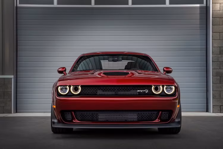 So với đời 2017, Challenger Hellcat có khá nhiều thay đổi ở ngoại thất. Nằm bên cạnh các đèn pha vẫn là những họng hút gió bao quanh bởi đèn LED ban ngày, tuy nhiên Challenger Hellcat 2017 đã có lưới tản nhiệt mới với logo SRT Hellcat đặc biệt. Ở bên dưới cản trước, chiếc xe đã có thêm cánh khuếch tán được "bê nguyên" từ phiên bản Demon.