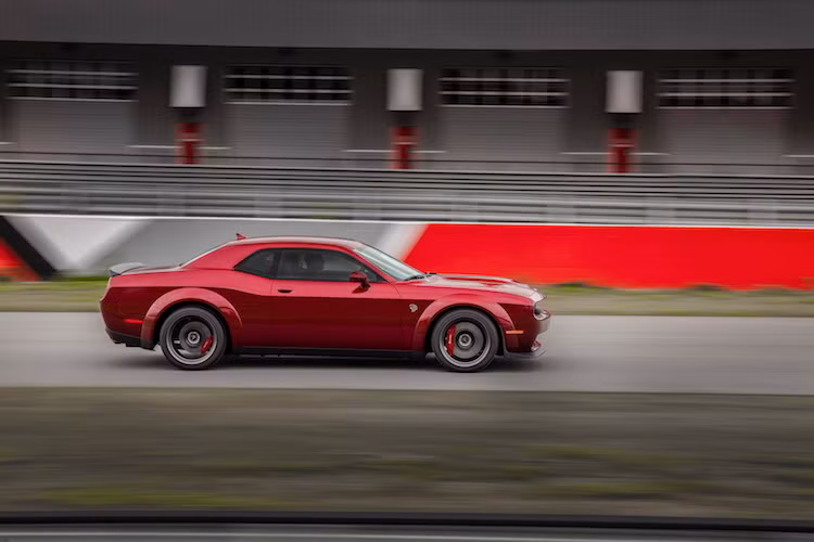 Dodge cũng đã trang bị cho chiếc xe hệ thống trợ lực lái điện tử mới với các chế độ lái SRT khác nhau để kiểm soát tốt hơn. Thời gian tăng tốc từ 0-100 km/h của Hellcat 2018 giảm đi chỉ còn 3,4 giây thay vì 3,5 giây như bản 2017, trong khi tốc độ tối đa mà chiếc xe đạt được là 314 km/h.