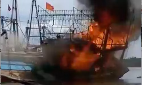 Tàu cá tiền tỷ đang neo đậu bất ngờ bốc cháy Tau ca tien ty dang neo dau bat ngo boc chay