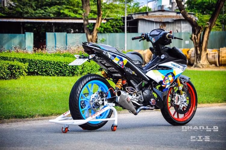 Theo phong cách xe đua, bộ yên xe nguyên bản đã được gọt mỏng với ốp yên solo bằng sợi carbon ở phía sau. Kết thúc bản độ là pát biển số rút gọn và biển tứ quý 5 cực đẹp để khiến chiếc xe trở nên thể thao và "chất chơi" hơn.