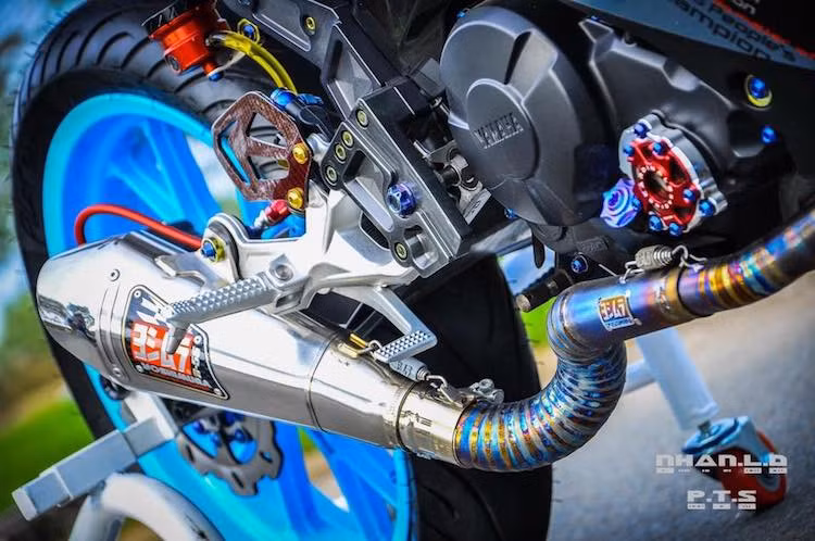 Một số món "đồ chơi" vốn dành cho mẫu superbike BMW S1000RR đã được trang bị cho xe, trong đó có cây pô Yoshimura Tri-Cone kèm cổ titan khò 7 màu đẹp mắt và dàn để chân Gilles Rear Set Toolings vốn dành cho BMW HP4.