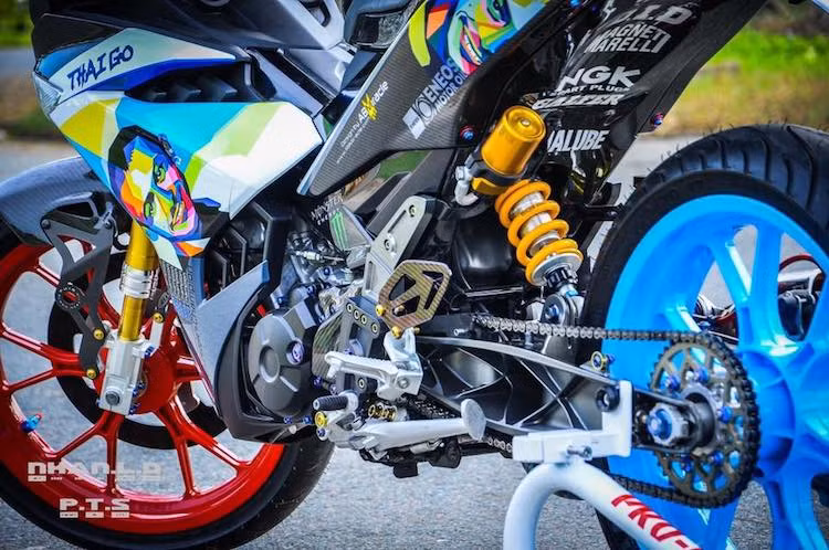 Cả 2 lốp trước sau đều là loại Michelin Pilot Street cho độ bám đường tốt hơn. Ở phía sau, thay vì gắp nguyên bản, chủ xe đã thay cho Exciter gắp hợp kim cứng cáp từ KTM Duke 390. Trong khi đó, hệ thống phanh sau gồm heo Brembo logo lớn và đĩa Braking.