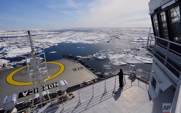 Hành lang Tây Bắc gần đây trở thành thỏi nam châm thu hút các nhà khoa học. Họ đi nhờ tàu phá băng đến khu vực này để nghiên cứu về sự ấm lên của Trái Đất. Việc sử dụng Hành lang Tây Bắc cho mục đích thương mại là lợi ích rất nhỏ từ quá trình biến đổi khí hậu. Hàng tỷ USD chi phí cho vận chuyển có thể được tiết kiệm hàng năm nếu hành lang không bị băng chặn. Ảnh: AP.