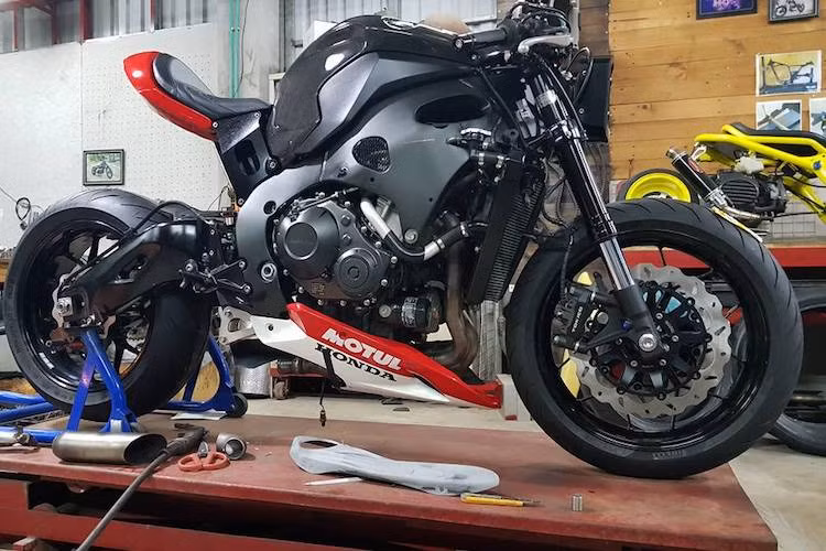 Cách đây 2 năm, Huge MOTO Design - một xưởng độ tới từ San Francisco, Mỹ đã giới thiệu một gói độ phong cách streetfighter dành cho mẫu siêu môtô Honda CBR1000RR. Lý cho việc lựa chọn CBR1000RR, Huge MOTO cho biết so với các đối thủ, chiếc superbike của Honda ít phức tạp hơn, phổ biến hơn, có khung đẹp và độ bền đã được khẳng định.