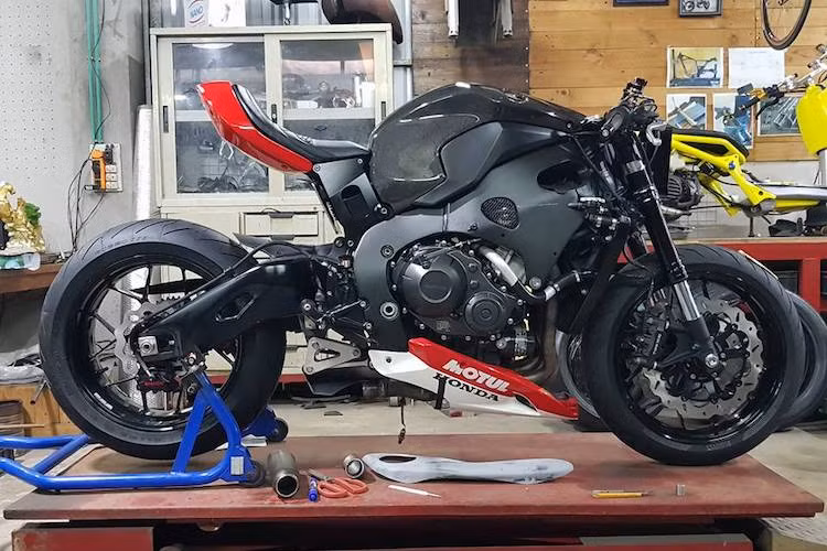 Hiện mới chỉ hoàn thiện 90% nhưng so với bản mẫu của Huge MOTO Design, chiếc CBR1000RR Streetfighter độ tại Việt Nam có vẻ ngoài gần như giống hoàn toàn, chỉ khác ở một số chi tiết nhỏ.