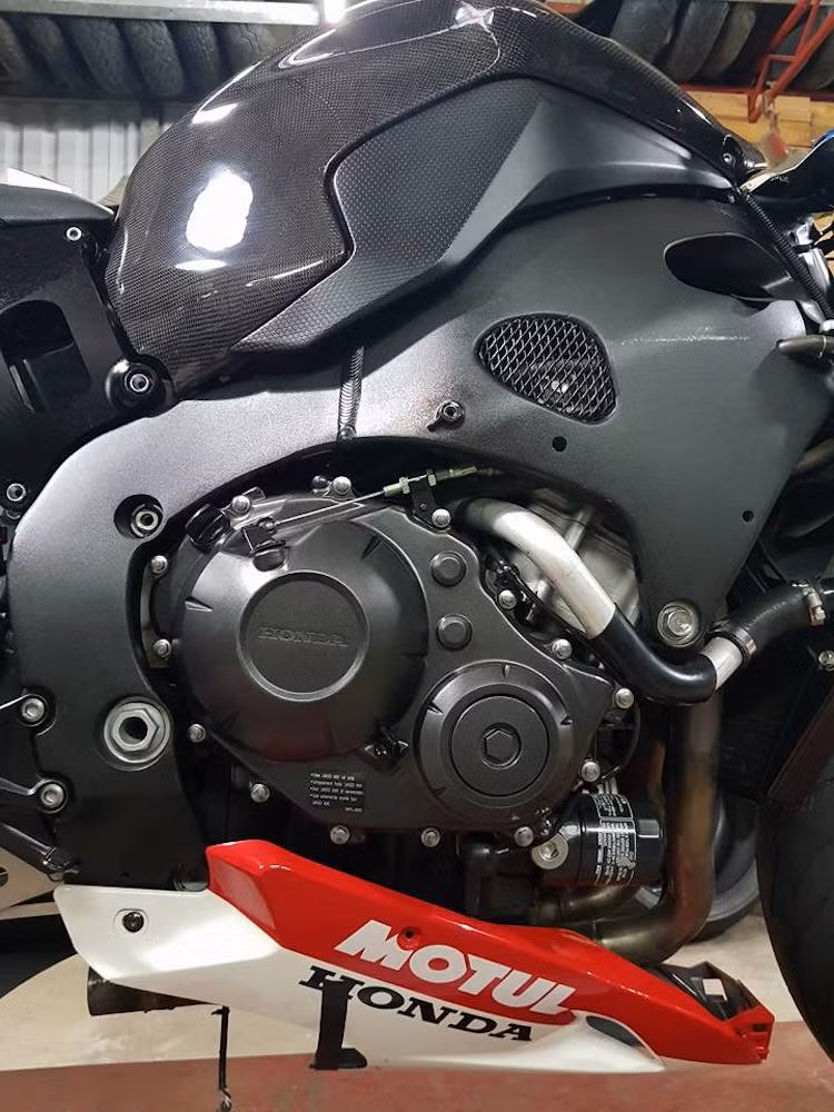 Bộ quây gió (fairing) nguyên bản trên CBR1000RR đã được loại bỏ hoàn toàn. Không như những chiếc superbike khác, do khung của CBR1000RR có thiết kế khá kín và đặc biệt nên toàn bộ các loại dây điện đã được "giấu" gọn gàng trong khung, không bị ảnh hưởng khi bỏ fairing.
