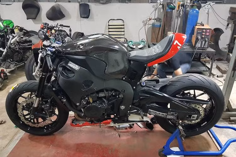 Dù có giá bán chỉ 3000 USD (tương đương gần 70 triệu đồng), tuy nhiên thời gian đặt hàng và chuyển gói độ của Huge MOTO Design về Việt Nam sẽ rất lớn. Chính vì vậy, một chủ xe Honda CBR1000RR tại Việt Nam đã "nhờ cậy" tới xưởng độ Sang Thanh Đa tại Sài Gòn để tạo ra một chiếc xe y hệt.