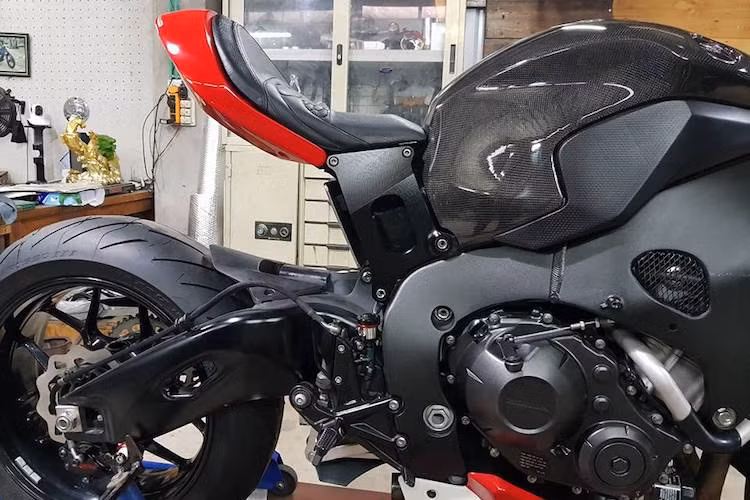 Một trong những chi tiết độc đáo nhất của bản độ CBR1000RR Streetfighter của Huge MOTO Design là phần đuôi "siêu tối giản" chỉ còn lại chiếc yên solo. Để tái hiện chi tiết này, toàn bộ phần khung phụ của chiếc CBR1000RR đã được Sang Thanh Đa loại bỏ, thay vào đó là phần ốp dưới yên "thửa riêng".