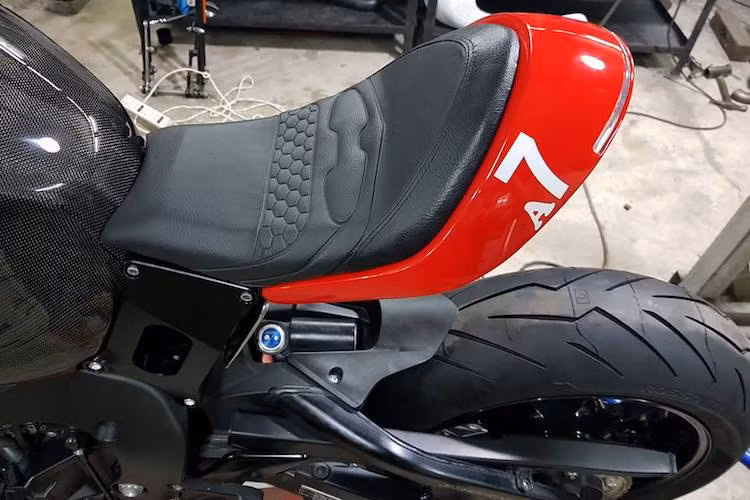 Nằm ở phía trên bộ ốp, chiếc yên nguyên bản của CBR1000RR cũng đã được thay bằng bộ yên mới với hoa văn độc đáo. Ở phía sau, phần đuôi này cũng đồng thời được tích hợp một cụm đèn hậu dạng LED chạy dài.