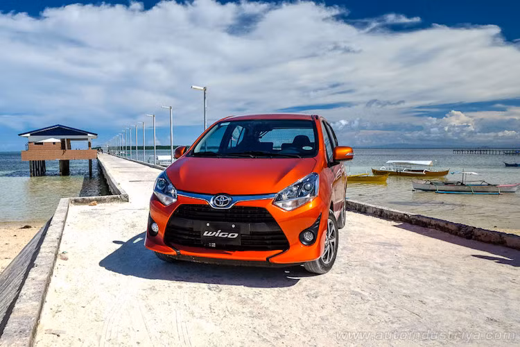 So với chiếc Wigo ra mắt lần đầu cách đây 4 năm, phiên bản mới nhất này đã được thay đổi khá nhiều về thiết kế. Ở phía trước, phần đầu xe đã có thiết kế mới hoàn toàn theo ngôn ngữ thiết kế mới nhất của Toyota với lưới tản nhiệt lục giác lớn và thanh nẹp chrome chữ T với logo Toyota.