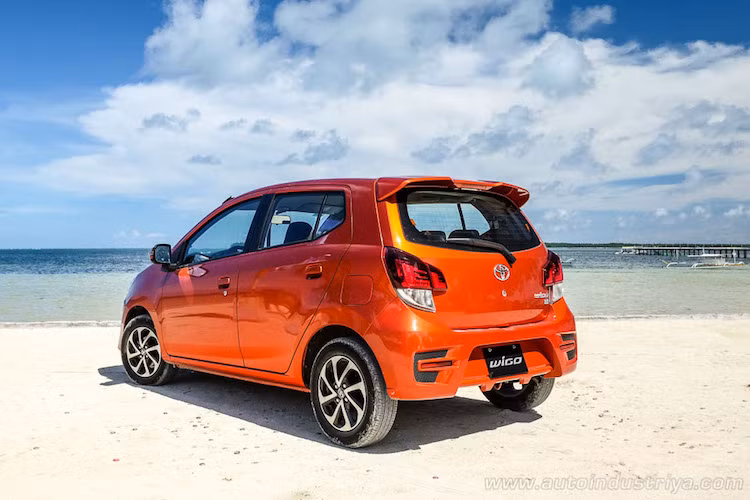 Ở phía sau, Wigo cũng có kiểu dáng thể thao hơn với đèn hậu mới, cản sau góc cạnh và cánh đuôi ở phía trên kính hậu. Bộ mâm 4 cánh kép 14 inch với 2 tông màu trên phiên bản cao cấp Wigo G khiến chiếc xe trông nổi bật hơn; các phiên bản khác cũng đã có những thiết kế mâm mới. Chiếc xe cũng có thêm lựa chọn màu cam mới Orange Metallic.