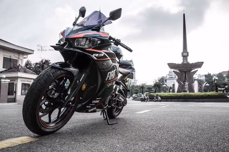 Dù ít người chơi hơn, nhưng các biker sở hữu R3 tại Việt Nam cũng khá "máu" độ lại chiếc xe của mình, sử dụng các phụ tùng nhập từ nước ngoài. Để khiến chiếc R3 của mình bắt mắt hơn, một biker Sài Gòn đã trang bị cho chiếc xe một loạt các "đồ chơi" độc đáo, nâng cấp cả về ngoại hình lẫn cảm giác lái.