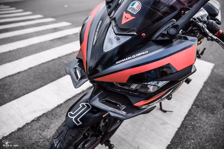 Ở phía trước, kính chắn gió nguyên bản của xe đã được thay bằng loại cao hơn. Tuy nhiên, chi tiết độc đáo nhất là chiếc cánh gió bằng sợi carbon của hãng Storm từ Thái Lan ở dưới đèn pha, có tác dụng như các cánh khí động học của những xe đua tại giải MotoGP.