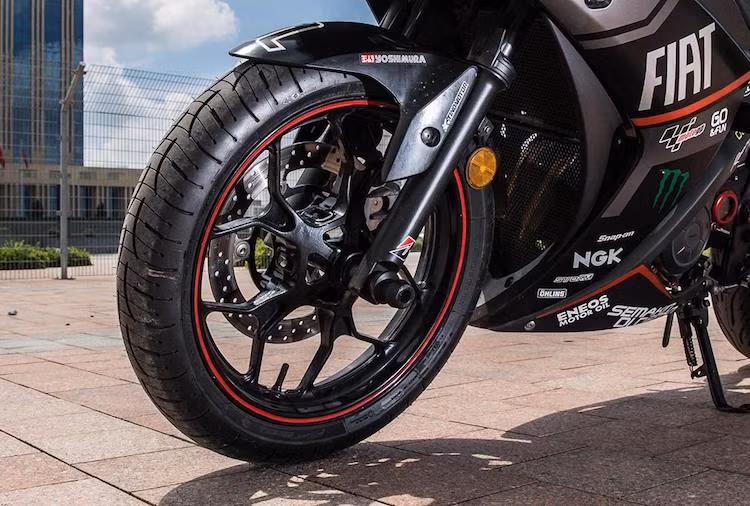 Cặp mâm nguyên bản của R3 vẫn được giữ nguyên, nhưng chủ xe đã sơn lại màu đen "ngầu" hơn. Trong khi đó, cặp lốp nguyên bản đã được thay bằng lốp Michelin Pilot Road 4 cho độ bám đường ổn định ở nhiều điều kiện khác nhau. Hệ thống phanh nguyên bản của xe không có sự thay đổi.